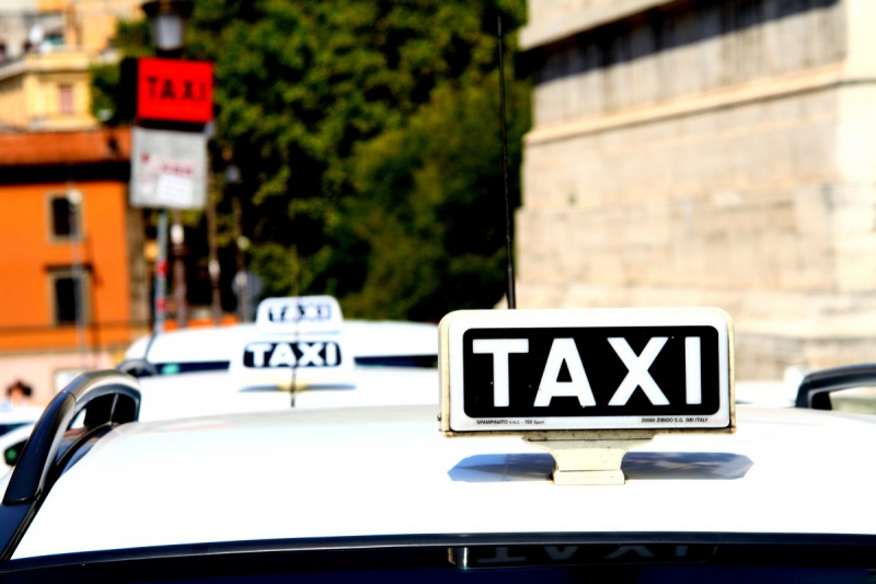 taxis-COURMES-min_taxi_auto_rome_road_white-1051610